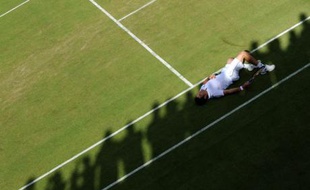 Le joueur italien Simone Bolelli est allongé sur le gazon de Wimbledon lors de son match face au Chilien Fernando Gonzales, le 25 juin 2008.