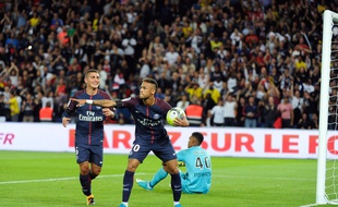 Neymar fête son premier but au Parc des Princes en faisant un hommage à Blaise Matuidi, lors de PSG-Toulouse (6-2), le 20 août 2017.