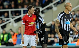 Papiss Cissé et Jonny Evans ont échangé des crachats lors du match Newcastle-Manchester United (0-1) le 4 mars 2015.
