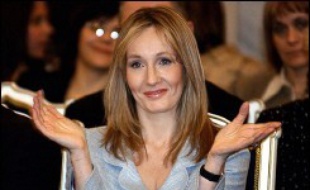 J.K. Rowling, qui a imaginé le personnage d'Harry Potter, a été désignée meilleure écrivain britannique vivante, devançant des auteurs aussi fameux que Salman Rushdie et Harold Pinter, par les lecteurs du magazine littéraire Book.