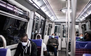 Des passagers masqués dans le métro à Paris. (Illustration)