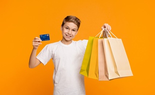 Les adolescents prennent le contrôle de leurs finances de plus en plus jeunes.