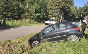 Un participant de la rave party, qui a tenté de contourner le contrôle de la gendarmerie, a fini dans le fossé, dimanche à Sauvain.