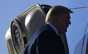 Donald Trump monte dans Air Force One le 7 septembre 2018 à Sioux Falls