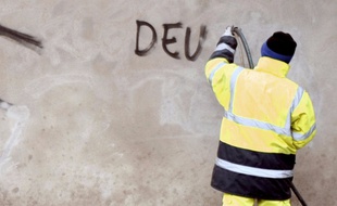 Un homme nettoie un tag (photo d'illustration).