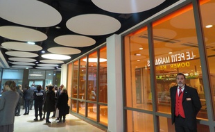 Lyon, le 3 mars 2015
Le centre commercial de la Part-Dieu a inauguré le sous-sol, entièrement rénové et notamment l'accès au métro où transitent près de 5 millions de visiteurs par an.