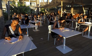 Les 29 candidates au titre de Miss France pendant le test de culture générale