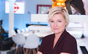Anne-Elisabeth Lemoine sur le plateau de «C à Vous».
