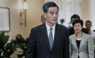 Le chef de l'exécutif de Hong Kong Leung Chun-ying se rend à une conférence de presse, le 16 octobre 2014, après avoir proposé aux étudiants prodémocratie de rouvrir le dialogue