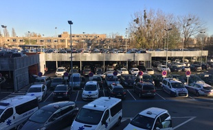 Les parkings autour de l'ICP sont souvent saturés.
