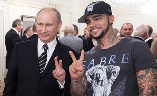 Vladimir Poutine et le rappeur russe Timati, en mars 2012.