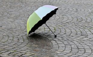 Photo d'illustration d'un parapluie.