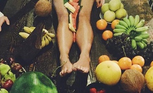 Un bar australien a suscité l'indignation après avoir organisé une soirée, utilisant des femmes comme présentoirs à fruits