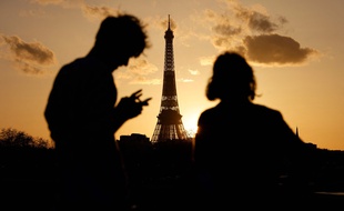 Les rendez-vous galants au pied de la Tour Eiffel restent autorisés avant 18h.