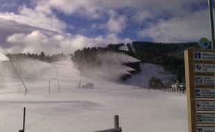 La station pyrénéenne d'Ax-3-Domaines, en Ariège, sous la neige le 22 novembre 2015.