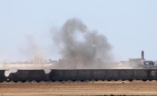 Des combattants pro-Hadi combattent des chiites houthis près de l'aéroport international d'Aden, le 2 mai 2015