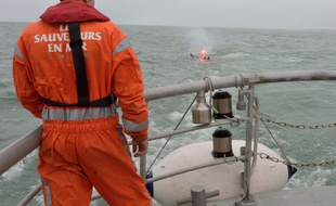 Un sauveteur de la SNSM en intervention à Calais.