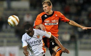 Le milieu lensois Abdoulrazak Boukari à la lutte avec le Lorientais Christophe Jallet lors du match Lorient-Lens en Coupe de France, le 24 septembre 2008.