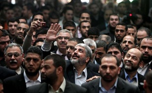 Les mouvements palestiniens rivaux Hamas et Fatah ont échangé dimanche des déclarations conciliantes, au lendemain de l'appel du chef en exil du Hamas, Khaled Mechaal, à mettre fin à la division entre la Cisjordanie et la bande de Gaza.