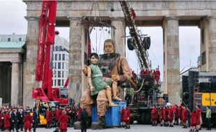 French theatre company Royal de Luxe celebrating German Reunification Day with two Giants meeting at famous landmark Brandenburg Gate (Brandenburger Tor). Berlin, Germany - 03.10.2009 Credit: WENN.com/dwp_giants_berlin_031009.giants_berlin_022_815/0910032203
