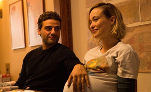 Oscar Isaac et Olivia Wilde dans Seule la vie d'Olivia Fogelman