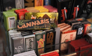 Du papier utilisé pour rouler des joints de cannabis vendu dans un magasin spécialisé de Montevideo, le 24 avril 2014