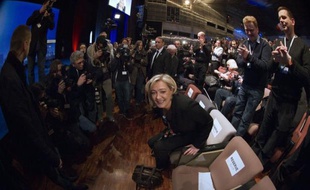 Marine Le Pen a pris dimanche la défense de son père Jean-Marie Le Pen, qui la veille a conclu un discours en citant l'écrivain collaborationniste Robert Brasillach, en déclarant qu'il fallait savoir "faire la différence entre l'homme et l'oeuvre".