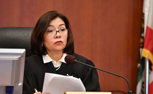 La juge Suzanne Ramos Bolanos lit le verdict condamnant Monsanto, vendredi 10 août, à la Superior Court Of California à San Francisco.
