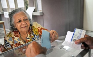 Les quelque 300.000 Martiniquais appelés à voter pour le second tour de la présidentielle ont commencé à se rendre aux urnes à partir de 8 heures locales (14 heures à Paris) sous un chaud soleil voilé par endroit d'un léger manteau de nuages gris.
