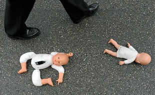 Manifestation devant le tribunal de Sankt Pölten (Autriche), au moment du procès de Josef Fritzl en mars 2009.