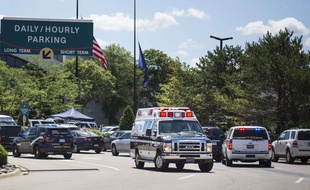L'aéroport de Flint, dans le Michigan, est évacué par les forces de l'ordre, mercredi 21 juin, après l'attaque au couteau contre un policier.