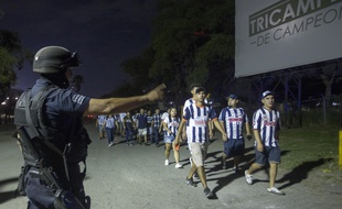 Des supporters de Monterrey escortés par la police.