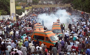 Une soixantaine de personnes ont été blessées vendredi au Caire dans des heurts entre manifestants hostiles au pouvoir militaire et soldats à proximité du ministère de la Défense, faisant encore monter la tension à l'approche de la présidentielle prévue à la fin du mois.