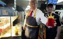 Pour se moquer de Kamala Harris, Donald Trump enfile un tablier chez McDo