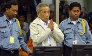 Douch, chef de la prison de Phnom Penh sous le régime cambodgien des Khmers rouges, où quelque 15.000 personnes ont été torturées avant d'être exécutées, a été condamné vendredi en appel à la perpétuité dans le premier verdict définitif du tribunal parrainé par l'ONU.