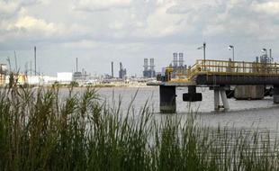 Une usine en bordure de marais, en Louisiane.