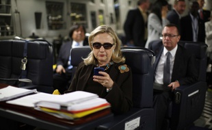 Hillary Clinton sur son Blackberry, une célèbre photo qui a inspiré le mème «TextsFromHillary».