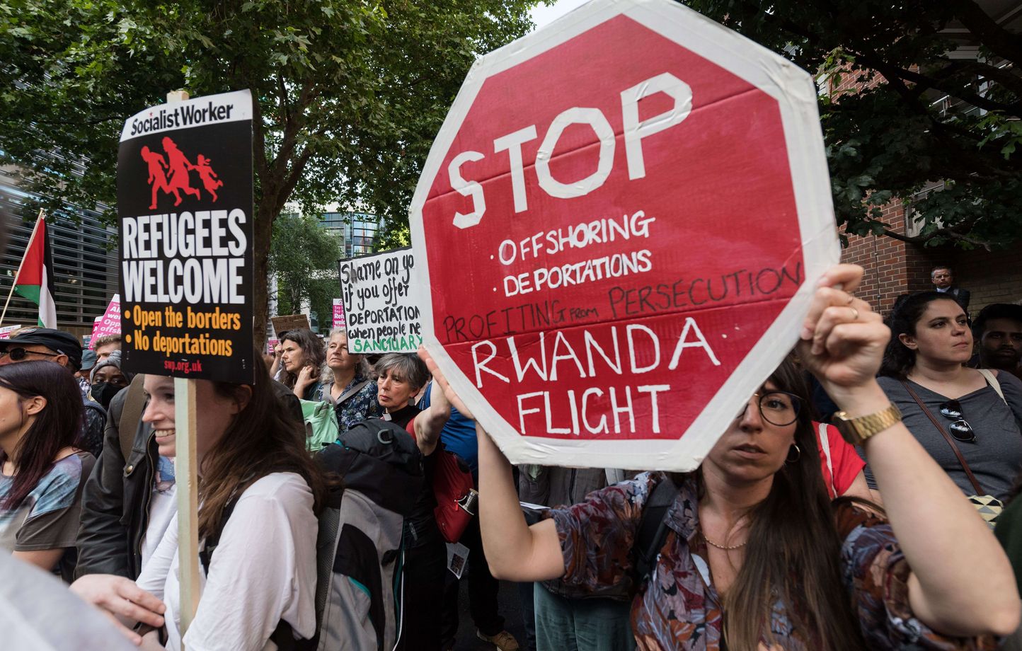 Des manifestations à Londres contre le projet du Royaume-Uni d'envoyer des migrants au Rwanda.