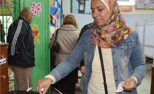 Une femme vote lors du référendum sur la Constitution, au Caire (Egypte) le 14 janvier 2014.