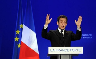 A deux semaines du premier tour, Nicolas Sarkozy a dénoncé samedi dans le Var les risques d'un vote pour le Front national qui profiterait à son rival François Hollande et à la gauche, dont il a violemment dénoncé les "leçons de morale" sur l'immigration.