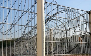 Grillage d'une prison en Alsace. (Illustration)