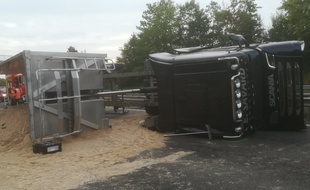 Un camion chargé de sable s'est couché sur les voies sur l'autoroute A4 en Alsace ce jeudi.