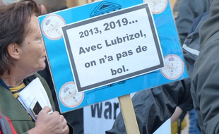 Une pancarte devant le palais de justice de Rouen, où les manifestants témoignent de leur inquiétude après l'incendie de Lubrizol. Le 8/10/19.