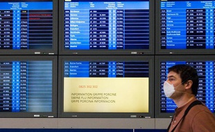 Un passager à Roissy Charles-de-Gaulle, le 29 avril 2009.