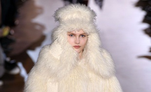 Fausse fourrure au défilé Stella McCartney automne-hiver 2015-2016.