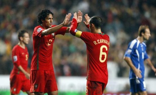 Les défenseurs portugais Ricardo Carvalho et Bruno Alves, le 14 novembre 2009 à Lisbonne lors de Portugal - Bosnie.