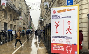 Pancarte de prévention sur le coronavirus à l'entrée de la rue Sainte-Catherine à Bordeaux
