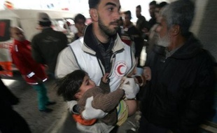 A Gaza, les eaux usées baignent les rues, le prix du pain a triplé en une semaine, les médecins craignent d'opérer faute d'être sûr de disposer d'anesthésique ou d'électricité. Sous les bombardements israéliens quotidiens, la situation devient chaque jour plus critique.
