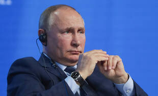 Le président russe Vladimir Poutine assiste à une session plénière lors du forum de la Semaine de l'énergie russe 2021 à Moscou.
