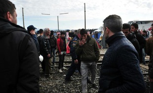 Des migrants et des réfugiés attendant de passer la frontière gréco-macédonienne, le 3 mars 2016 à Idomeni